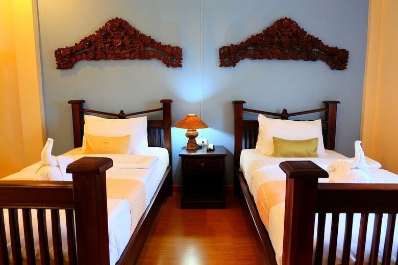 P Paradise Hotel