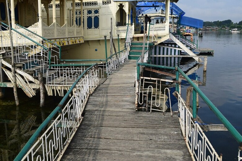 Shiraz Deluxe Houseboat