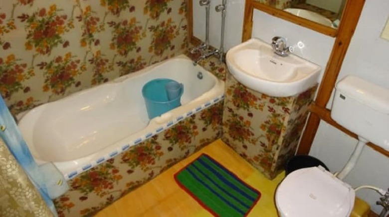 Shiraz Deluxe Houseboat