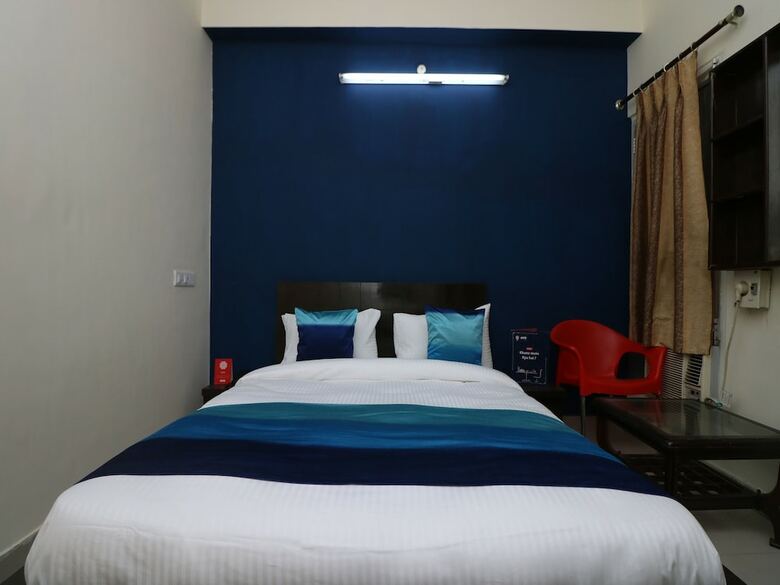 Oyo 9847 Hotel Blue Empire