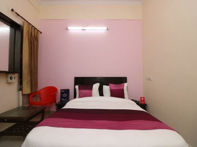 Oyo 9847 Hotel Blue Empire