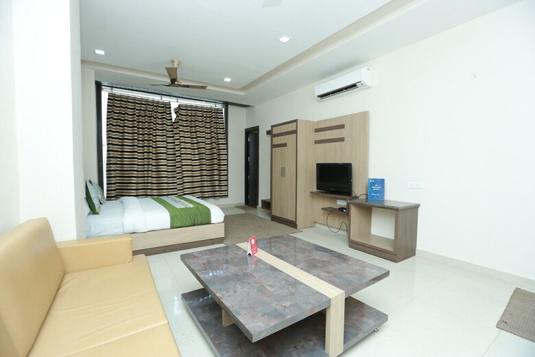 Hotel Oyo 9007 Royal Crown