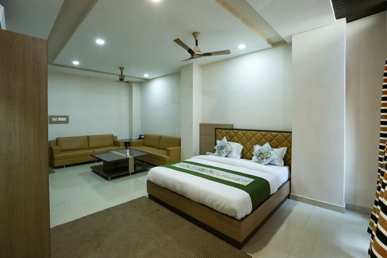 Hotel Oyo 9007 Royal Crown