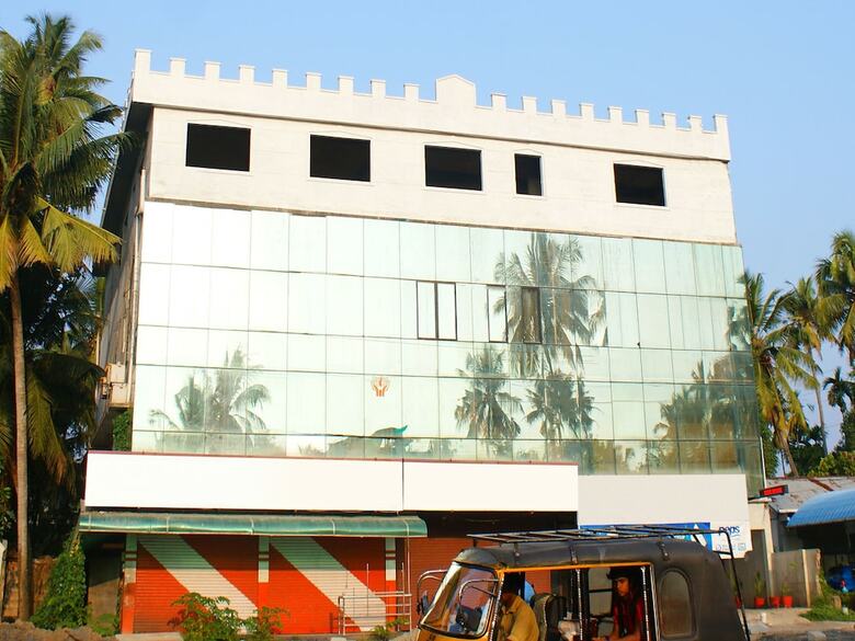Hotel Oyo 9902 Nedumparambil Residency
