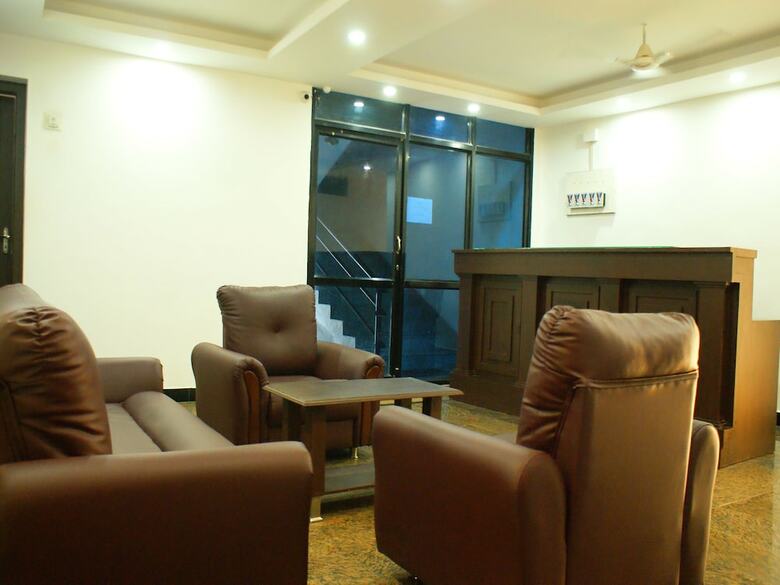Hotel Oyo 9902 Nedumparambil Residency