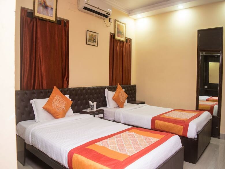 Hotel Oyo 7533 Rossa Hospitality Cl 164