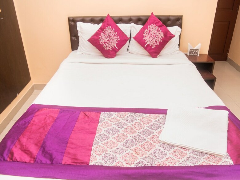 Hotel Oyo 7533 Rossa Hospitality Cl 164