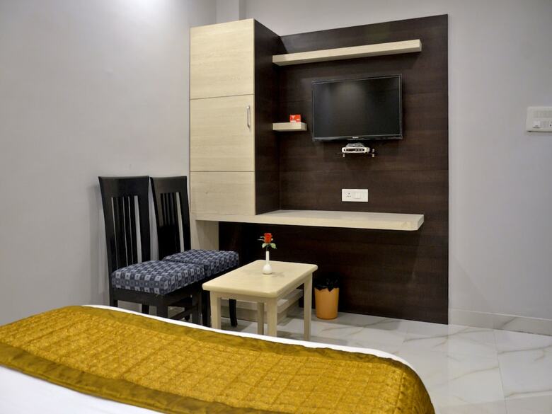 Oyo 7044 Hotel Megha