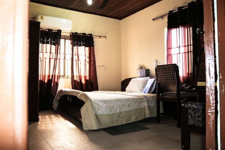 Vis-a-vis Hotel
