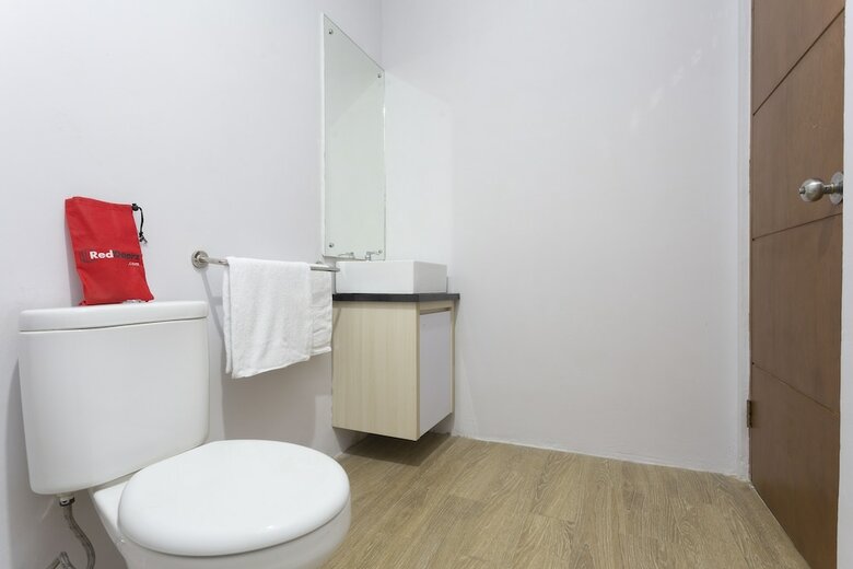 Hotel Reddoorz Plus Near Cilandak Town Square 2
