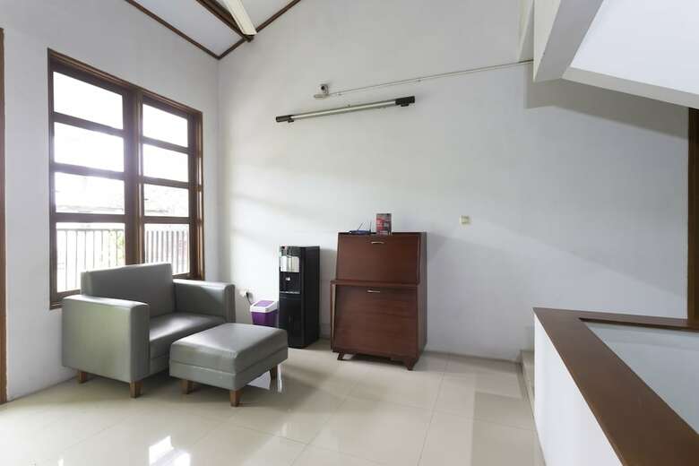 Hotel Reddoorz Plus Near Cilandak Town Square 2