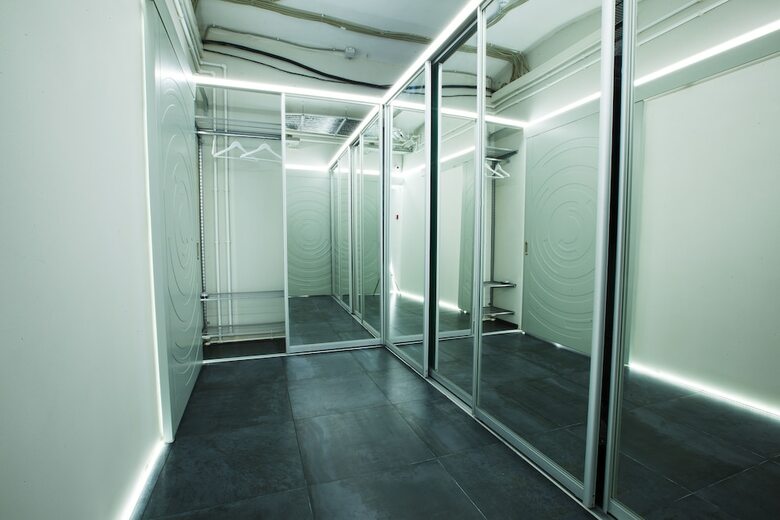 Buran Capsule Hotel - Hostel