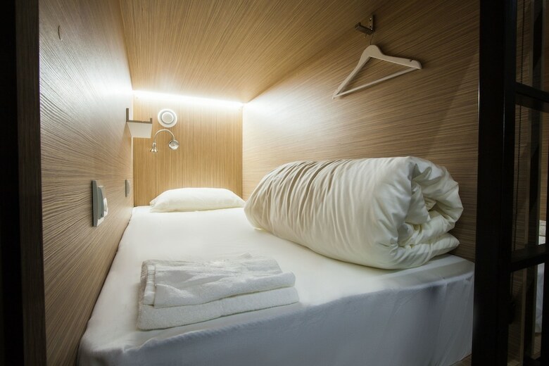 Buran Capsule Hotel - Hostel