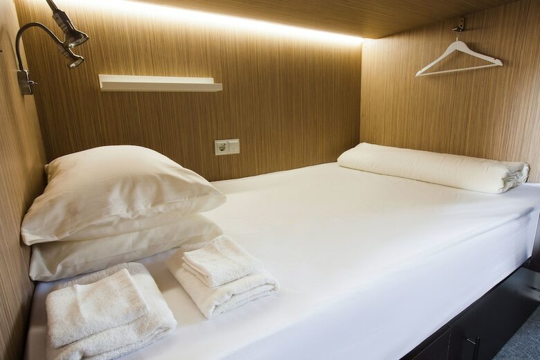 Buran Capsule Hotel - Hostel