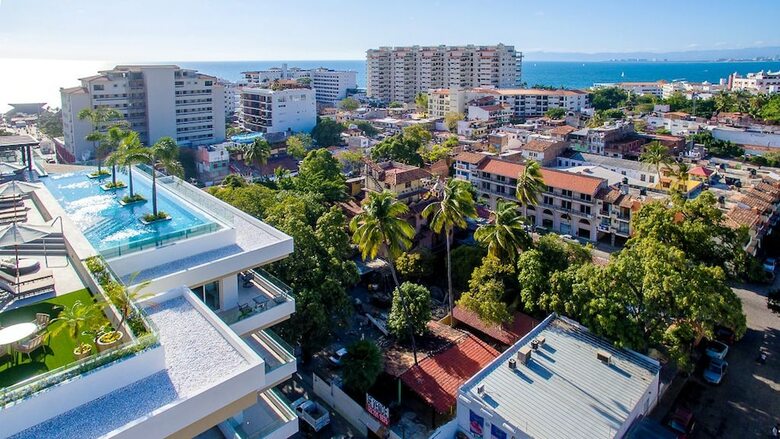Designer Condo In Zona Romantica