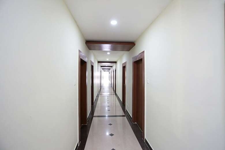 Oyo 9048 Hotel Lucifer