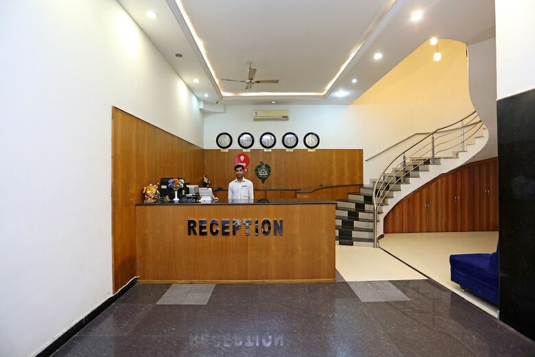 Oyo 9856 Hotel Mp Inn