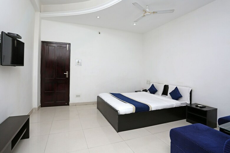 Oyo 9856 Hotel Mp Inn