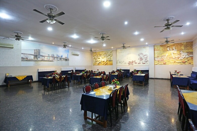 Oyo 9856 Hotel Mp Inn