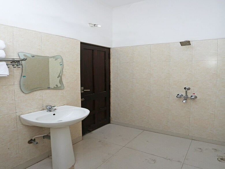 Oyo 9856 Hotel Mp Inn