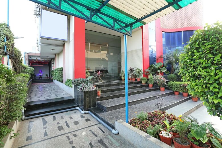 Oyo 9856 Hotel Mp Inn