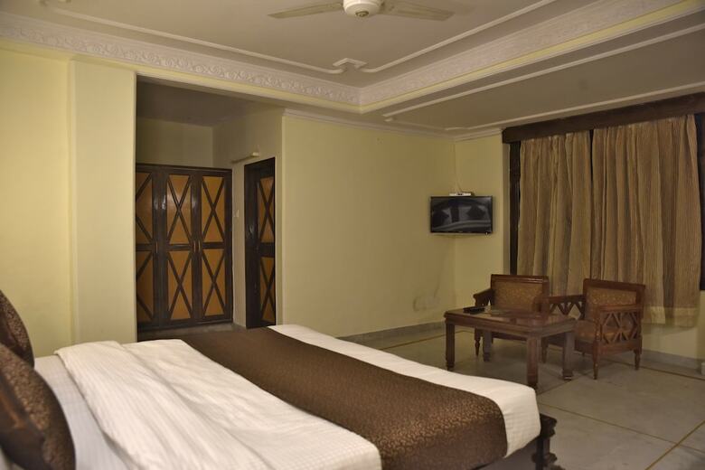 Oyo 10432 Hotel Swaran Palace