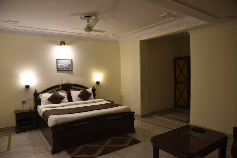 Oyo 10432 Hotel Swaran Palace