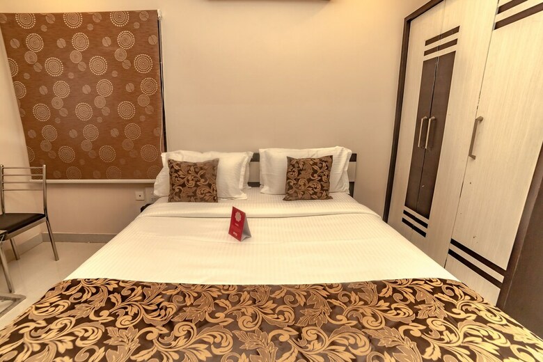 Oyo 9804 Hotel Sr Residency
