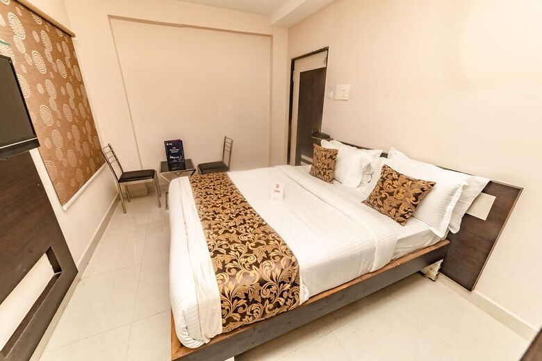 Oyo 9804 Hotel Sr Residency