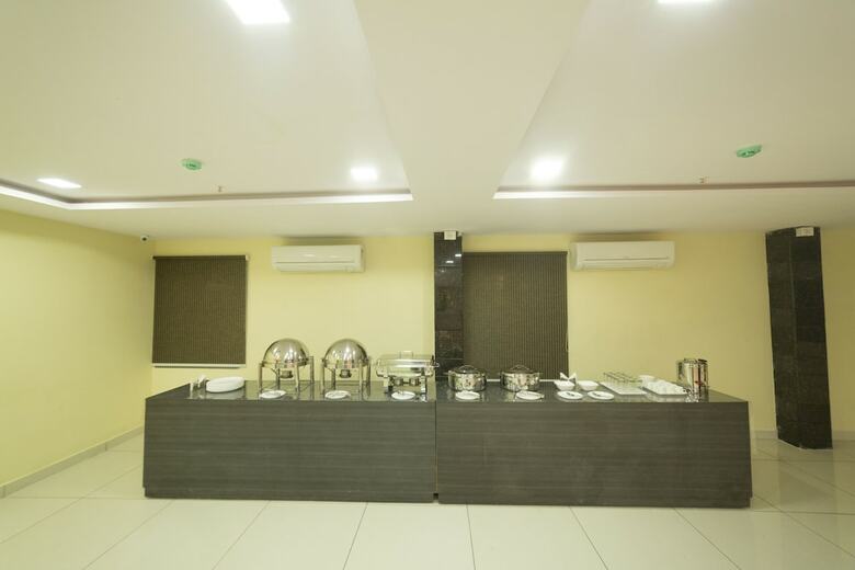 Oyo 9352 Hotel Src Grand