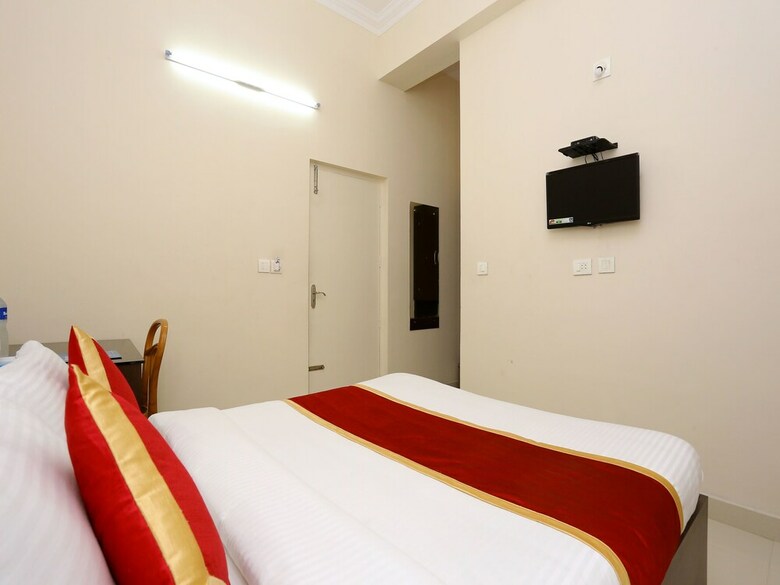 Hotel Oyo 9118 Saravana Inn