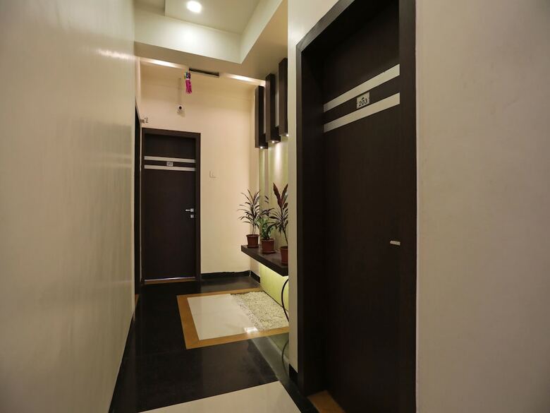 Oyo 8717 Everest Inn Hotel