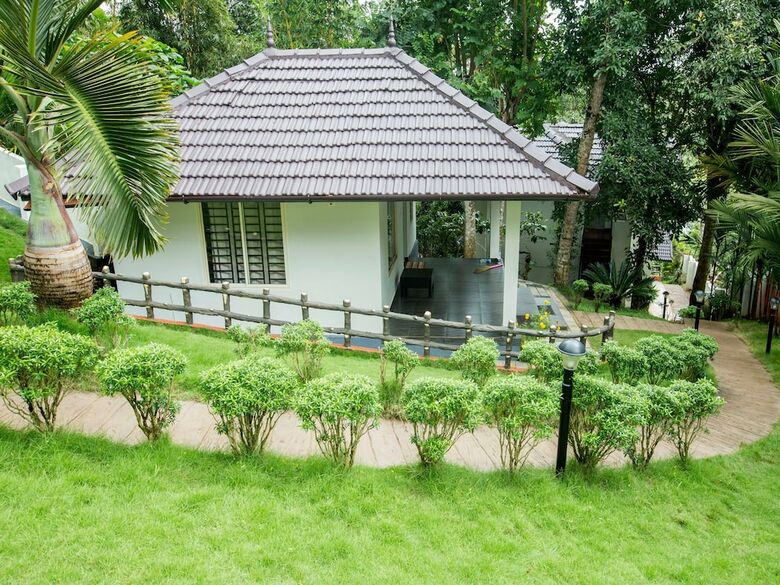Hotel Oyo 9676 Karapuzha Island Resort