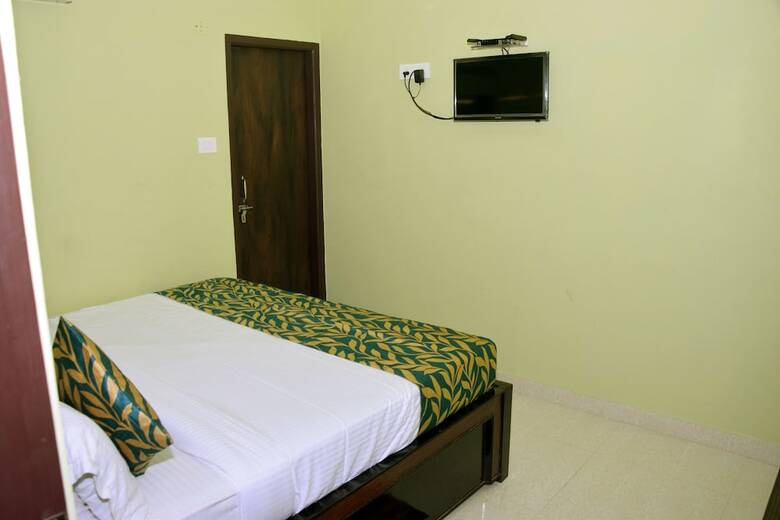 Oyo 11480 Hotel Blue Star