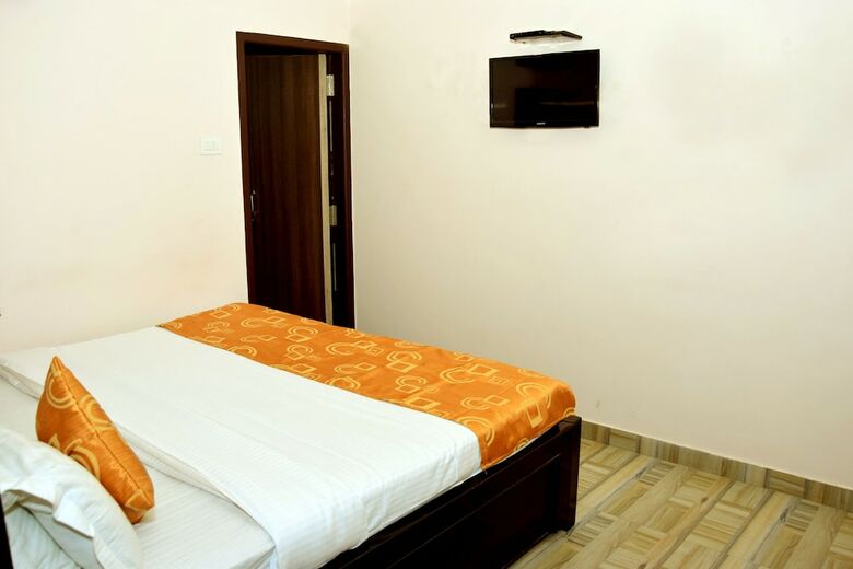 Oyo 11480 Hotel Blue Star