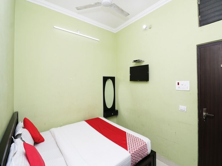 Oyo 11480 Hotel Blue Star