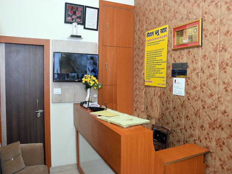 Oyo 11480 Hotel Blue Star