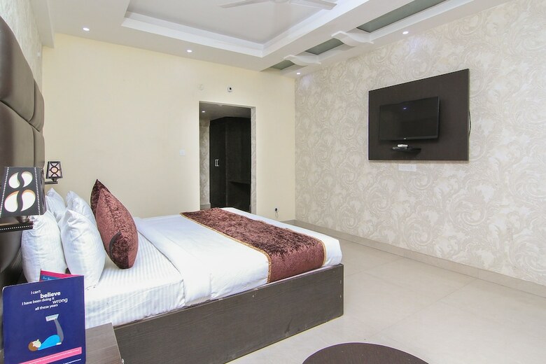 Oyo 11532 Hotel Sr Grand