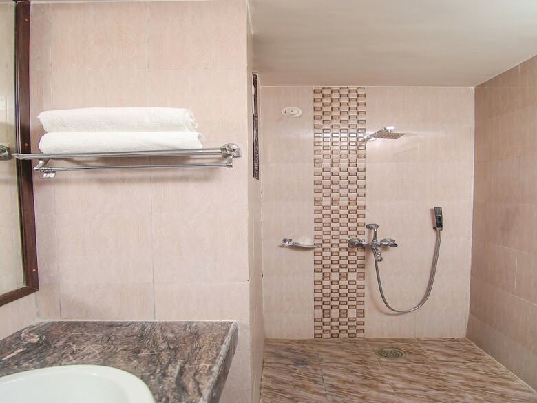 Oyo 11532 Hotel Sr Grand