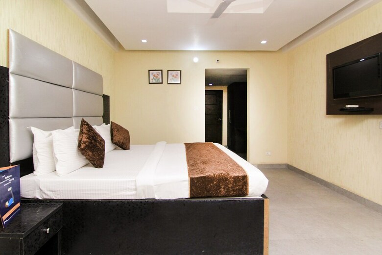 Oyo 11532 Hotel Sr Grand