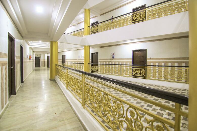 Oyo 11532 Hotel Sr Grand