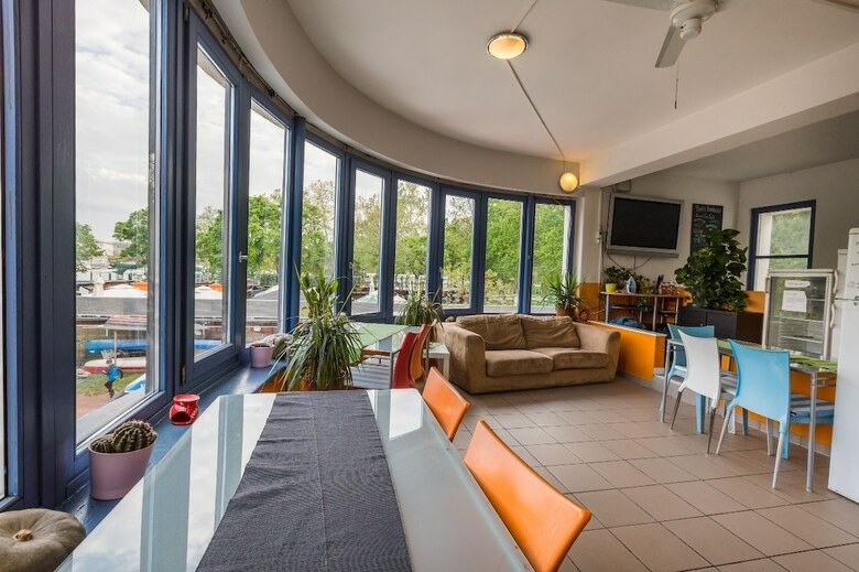Hostal Island Hostel - Adults Only