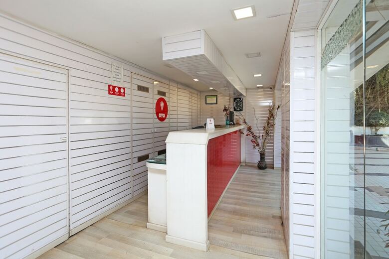 Oyo 10690 Florence Hotel