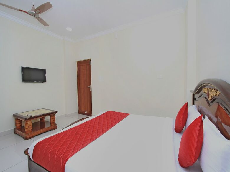 Hotel Oyo 10777 Home Compact 2bhk Goubert Market