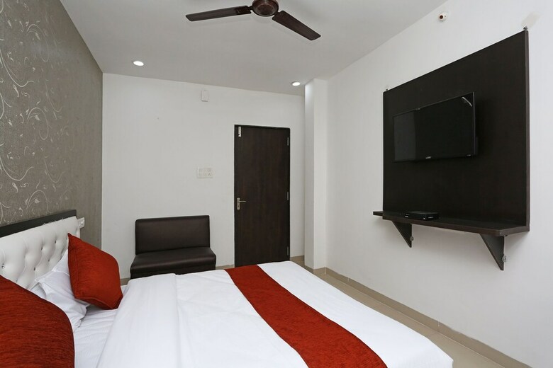 Oyo 10718 White Oak Hotel