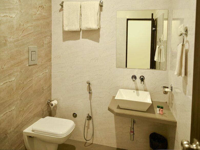 Oyo 4448 Hotel Suresh Plaza