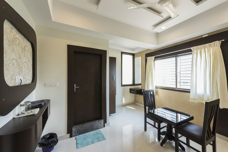 Oyo 11414 Hotel Silver Suites