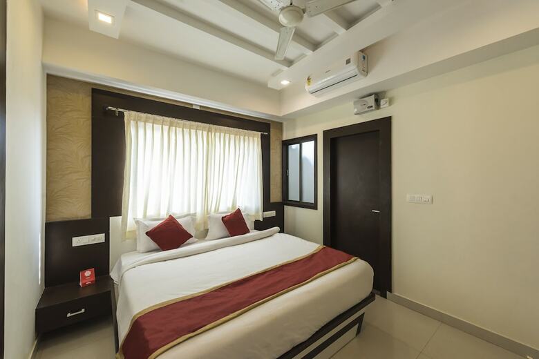 Oyo 11414 Hotel Silver Suites