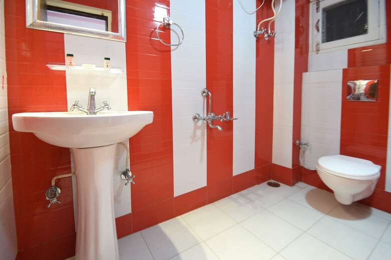 Oyo 10694 Hotel Royal Inn