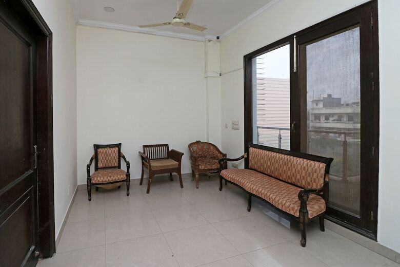 Hotel Oyo 10878 Unitech Cyber Park